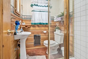 Baignoire, séchoir à cheveux, serviettes fournies