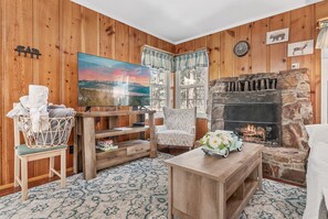 Smart TV, fireplace - Oak Nesting - Smart TV, Fireplace, Deck, BBQ (Big Bear Lake)
