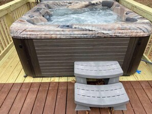 Outdoor spa tub - Asheville Haven: Serene 4BR Retreat with Hot Tub (Asheville)