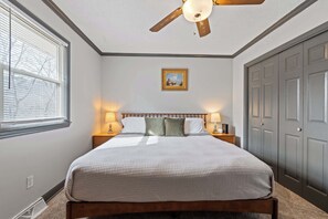 4 bedrooms, desk, iron/ironing board, WiFi - Asheville Haven: Serene 4BR Retreat with Hot Tub (Asheville)