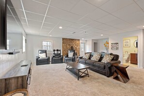 Fernseher, Kamin, Stereoanlage, Arbeitsbereiche