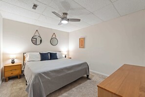 4 quartos, escrivaninha, ferros/tábuas de passar roupa, berço de viagem