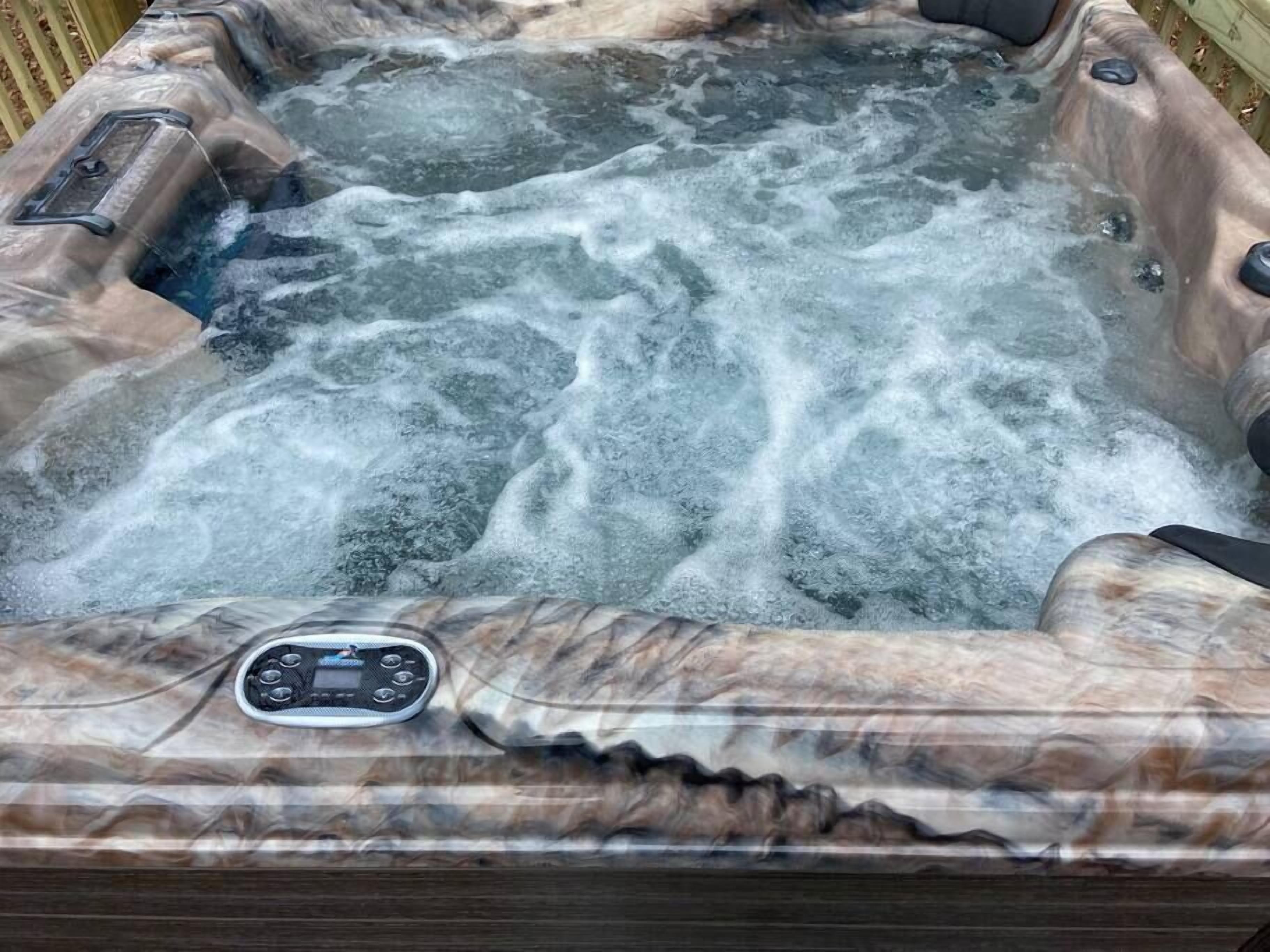 Un jacuzzi con panel de control y revestimiento de madera.