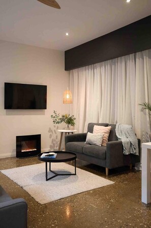 Smart TV, Netflix, books, streaming services - The HideAway, Torquay - Breakfast Provided (Torquay)