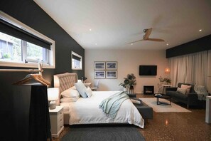 1 bedroom, desk, iron/ironing board, travel cot - The HideAway, Torquay - Breakfast Provided (Torquay)