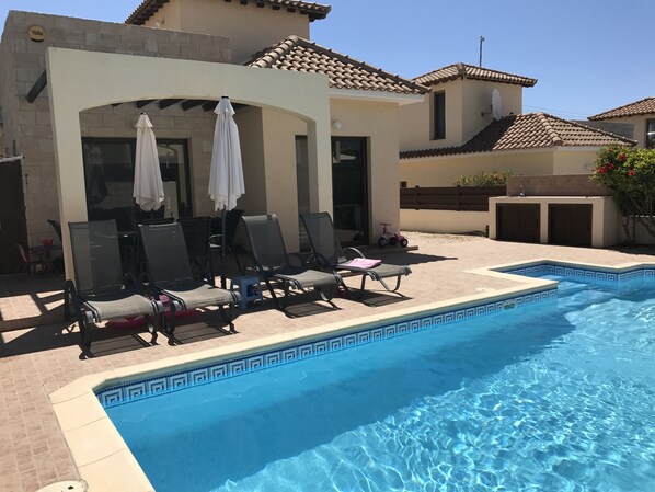 Outdoor pool - Beautiful detached villa with private pool. Sea & mountain views (Pissouri)