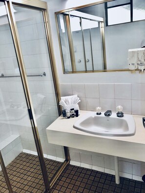 Standard Studio | Bathroom | Shower, towels - Rainforest Retreat (Nelly Bay)