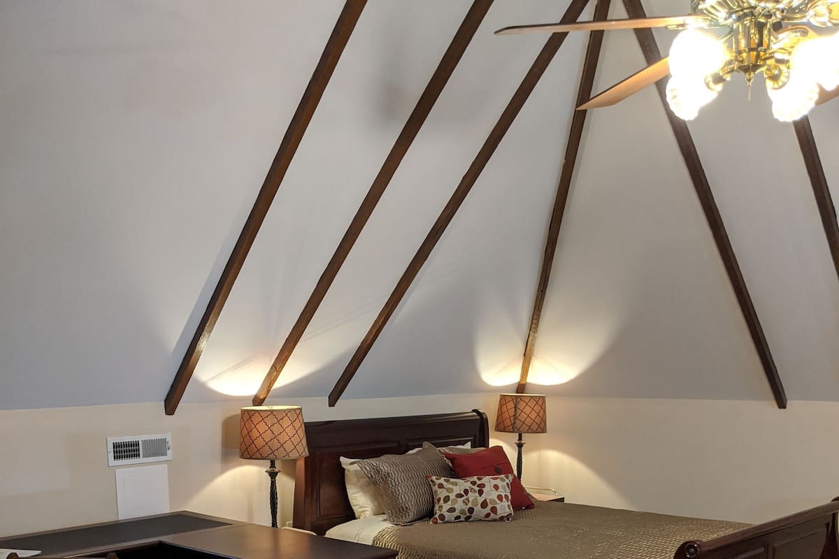 THE LOFT - 20 | Blackout drapes, iron/ironing board, free WiFi