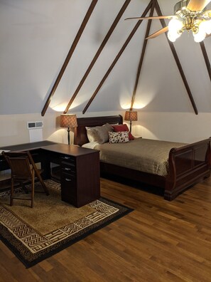 THE LOFT - 20 | Blackout drapes, iron/ironing board, free WiFi - The Avanti Houses (South Bend)