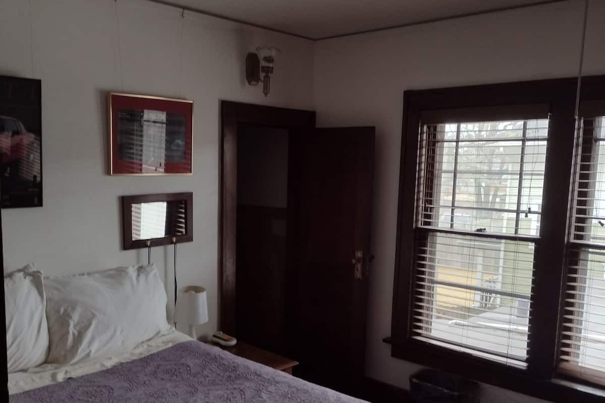BLAKE ROOM - 8 | Blackout drapes, iron/ironing board, free WiFi