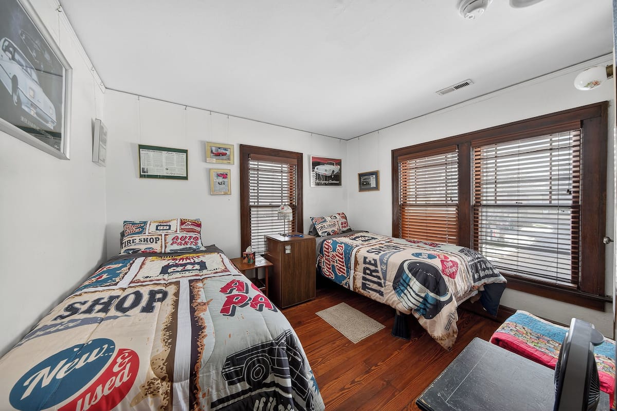 SEATON ROOM - 9 | Blackout curtains, iron/ironing board, free WiFi