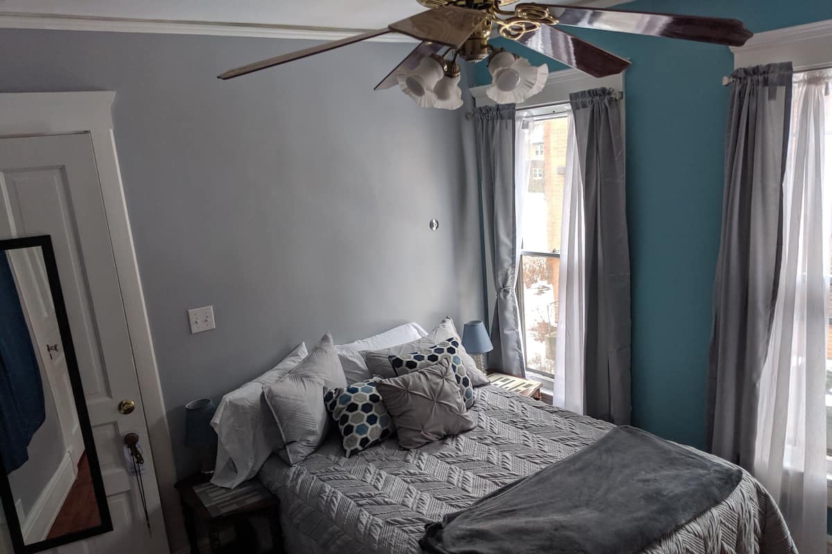 GOLDENHAWK ROOM - 17 | Blackout drapes, iron/ironing board, free WiFi