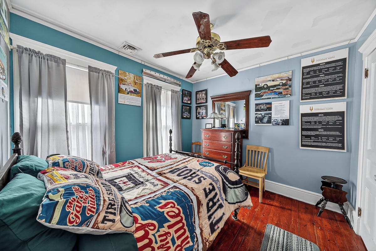 GOLDENHAWK ROOM - 17 | Blackout curtains, iron/ironing board, free WiFi