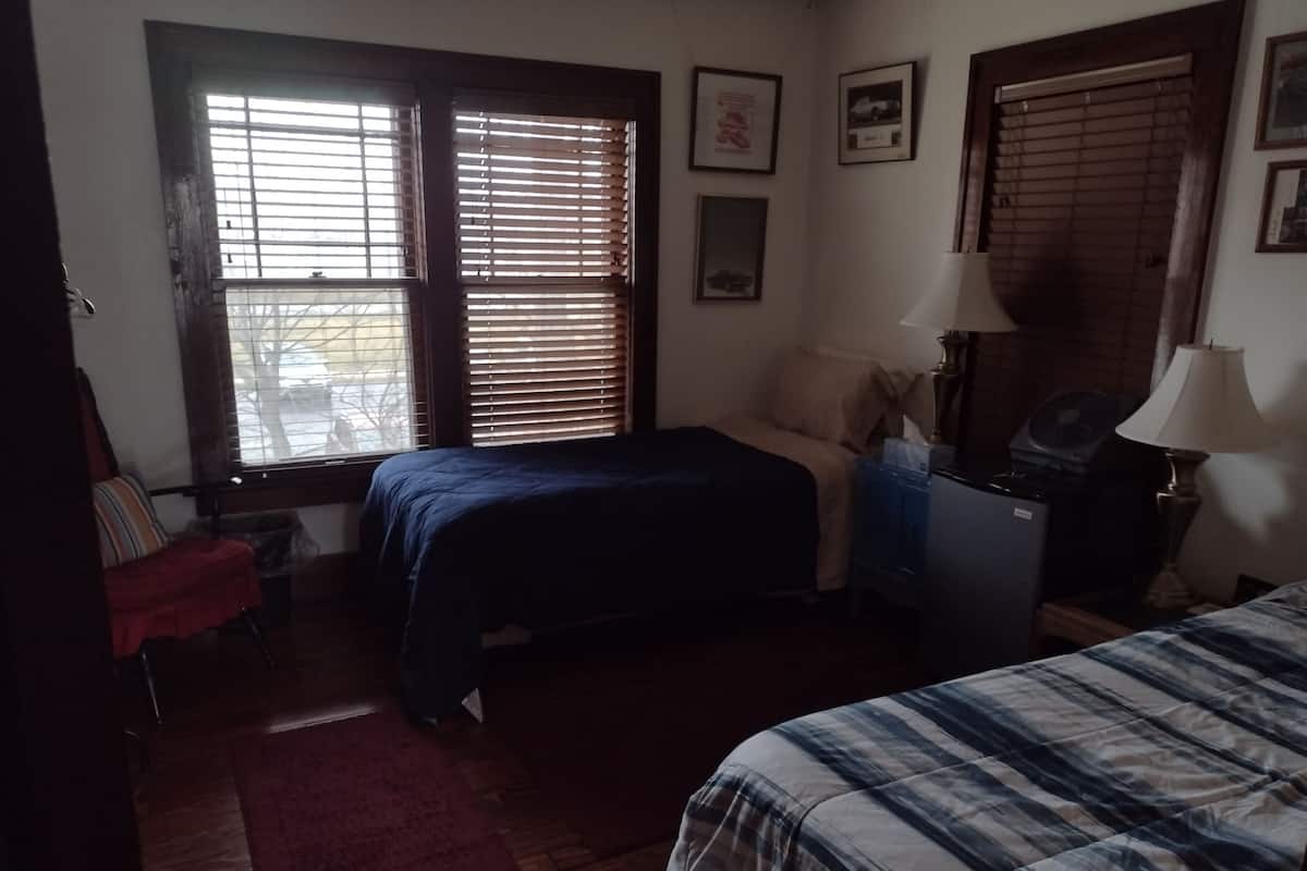 NEWMAN ROOM - 6 | Blackout drapes, iron/ironing board, free WiFi