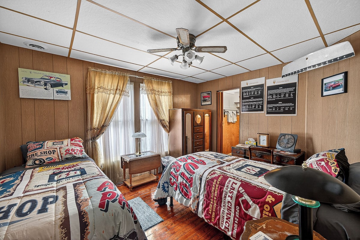 SILVERHAWK ROOM - 16 | Blackout curtains, iron/ironing board, free WiFi