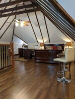 THE LOFT - 20 | Blackout drapes, iron/ironing board, free WiFi