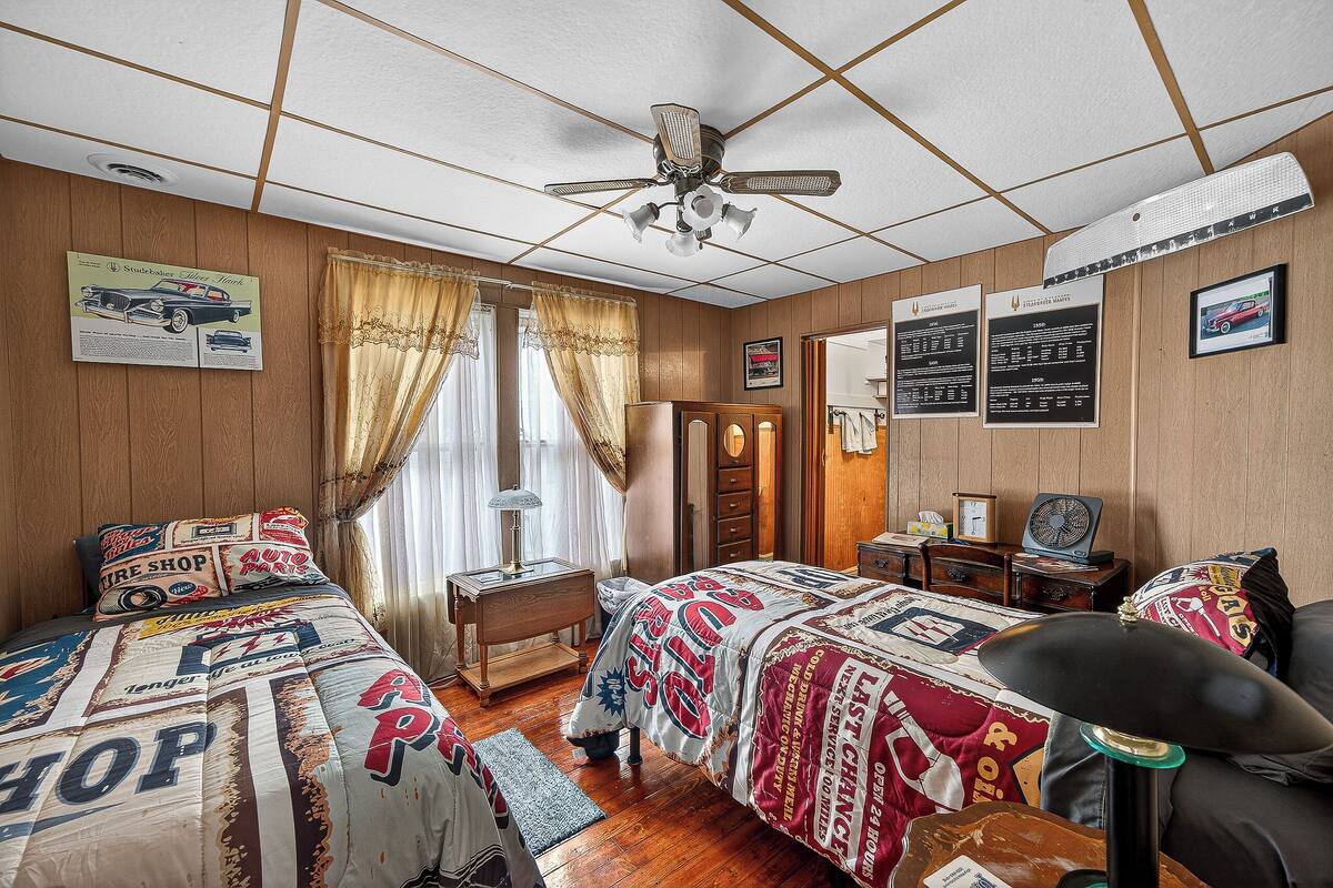 SILVERHAWK ROOM - 16 | Blackout curtains, iron/ironing board, free WiFi