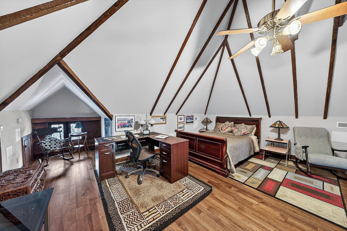 THE LOFT - 20 | Blackout curtains, iron/ironing board, free WiFi