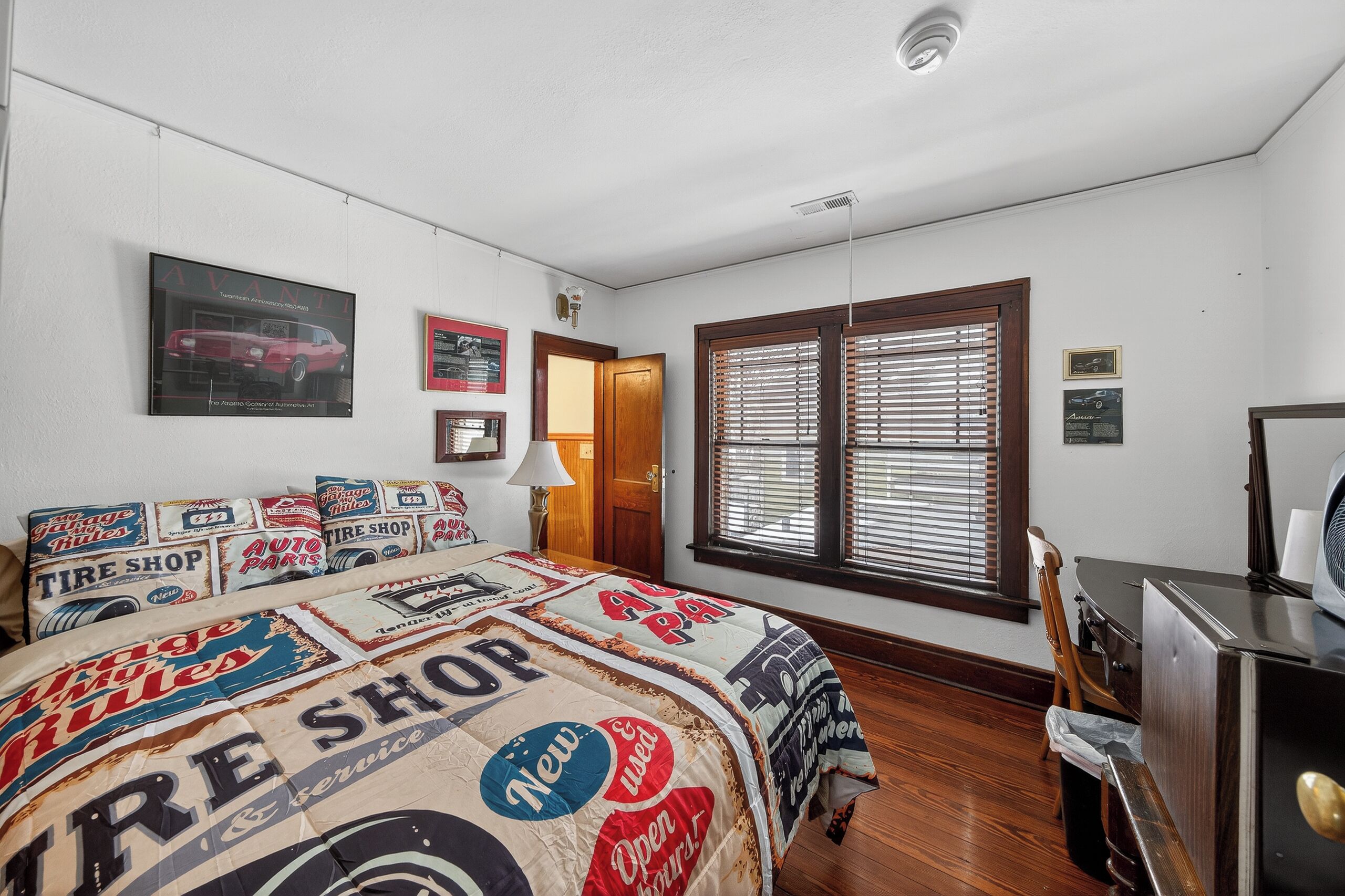 BLAKE ROOM - 8 | Blackout curtains, iron/ironing board, free WiFi