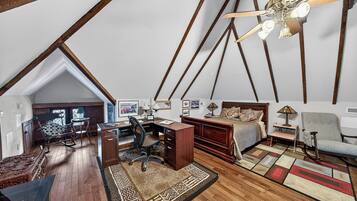 THE LOFT - 20 | Blackout curtains, iron/ironing board, free WiFi