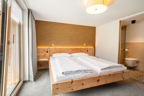 1 bedroom, travel cot, WiFi, bed sheets