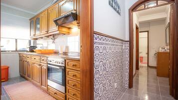 Jääkaappi, mikroaaltouuni, uuni, kahvin-/teenkeitin