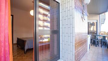 2 bedrooms, iron/ironing board, internet, bed sheets