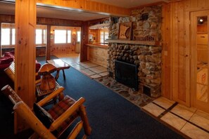 Interior - Elbow Lake Lodge: Eagles Nest Studio Suite (Cook)