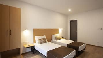Habitación con 1 cama matrimonial o 2 individuales | Ropa de cama de alta calidad y caja de seguridad en la habitación