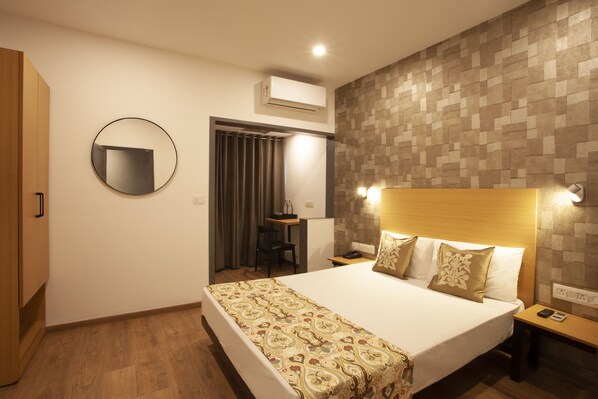 Premium bedding, in-room safe, rollaway beds, free WiFi