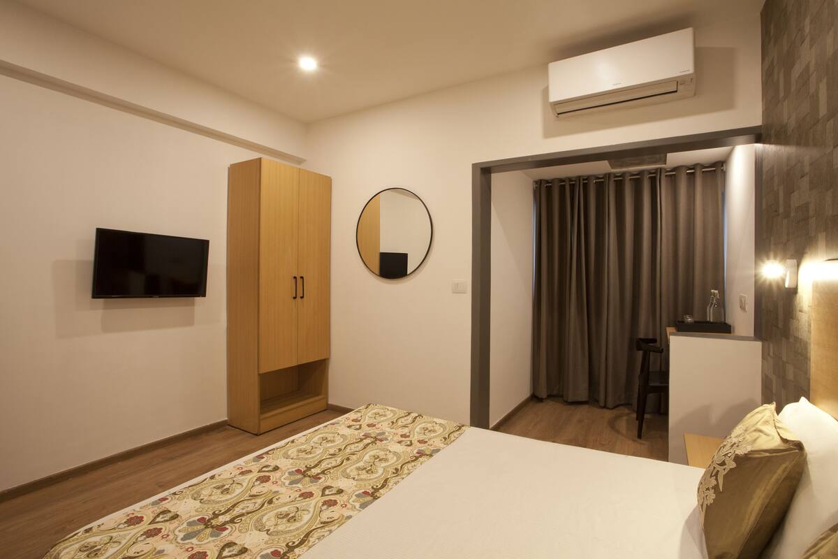 Premium bedding, in-room safe, rollaway beds, free WiFi