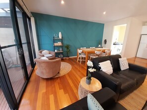 Smart TV, DVD player, books, video library - Top Location - 5 minute walk to Beach. Short stroll to Main Street. Perfect! (Ocean Grove)