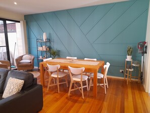 Dining - Top Location - 5 minute walk to Beach. Short stroll to Main Street. Perfect! (Ocean Grove)