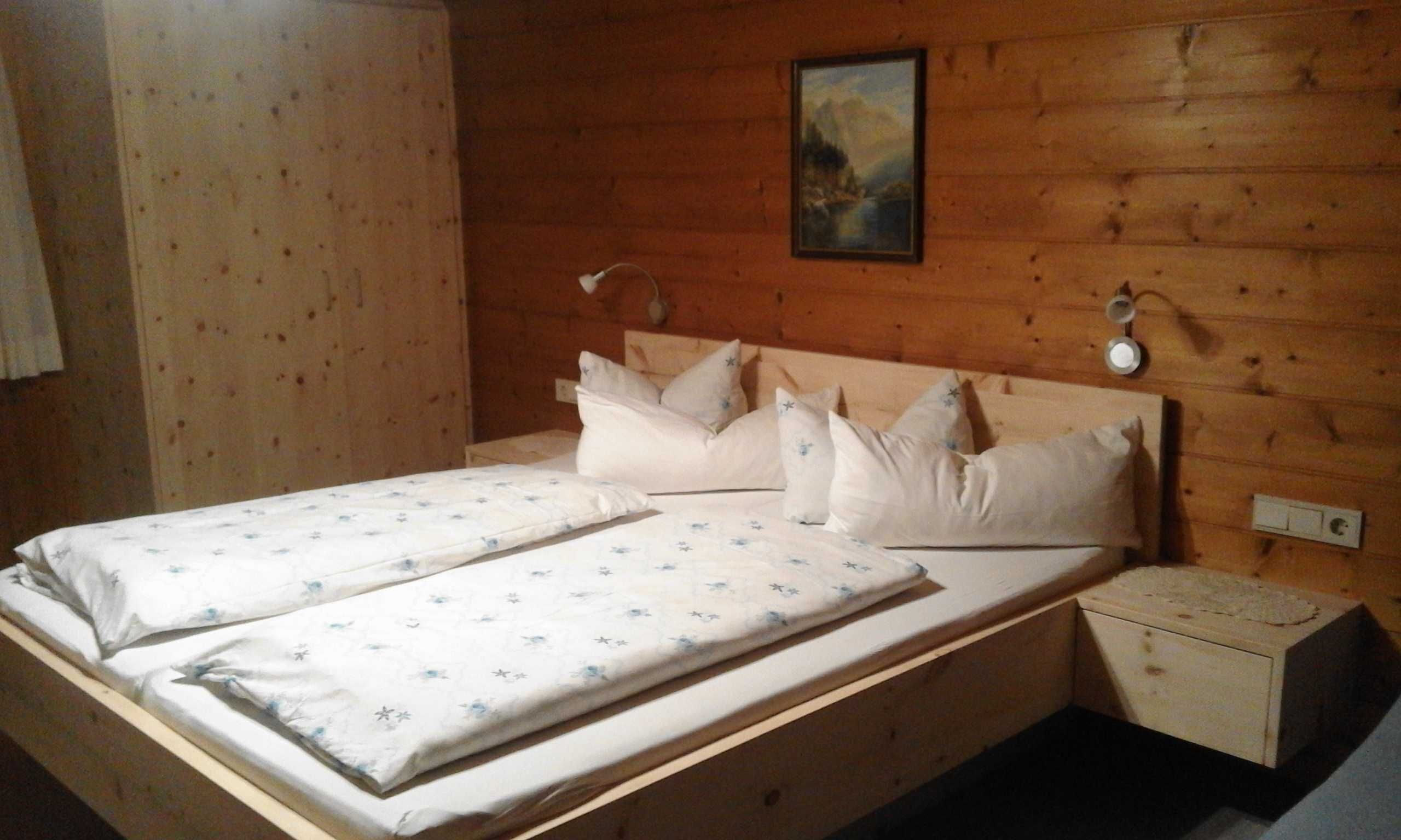 3 bedrooms, travel crib, WiFi, bed sheets