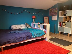4 slaapkamers, een bureau, een strijkplank/strijkijzer, wifi