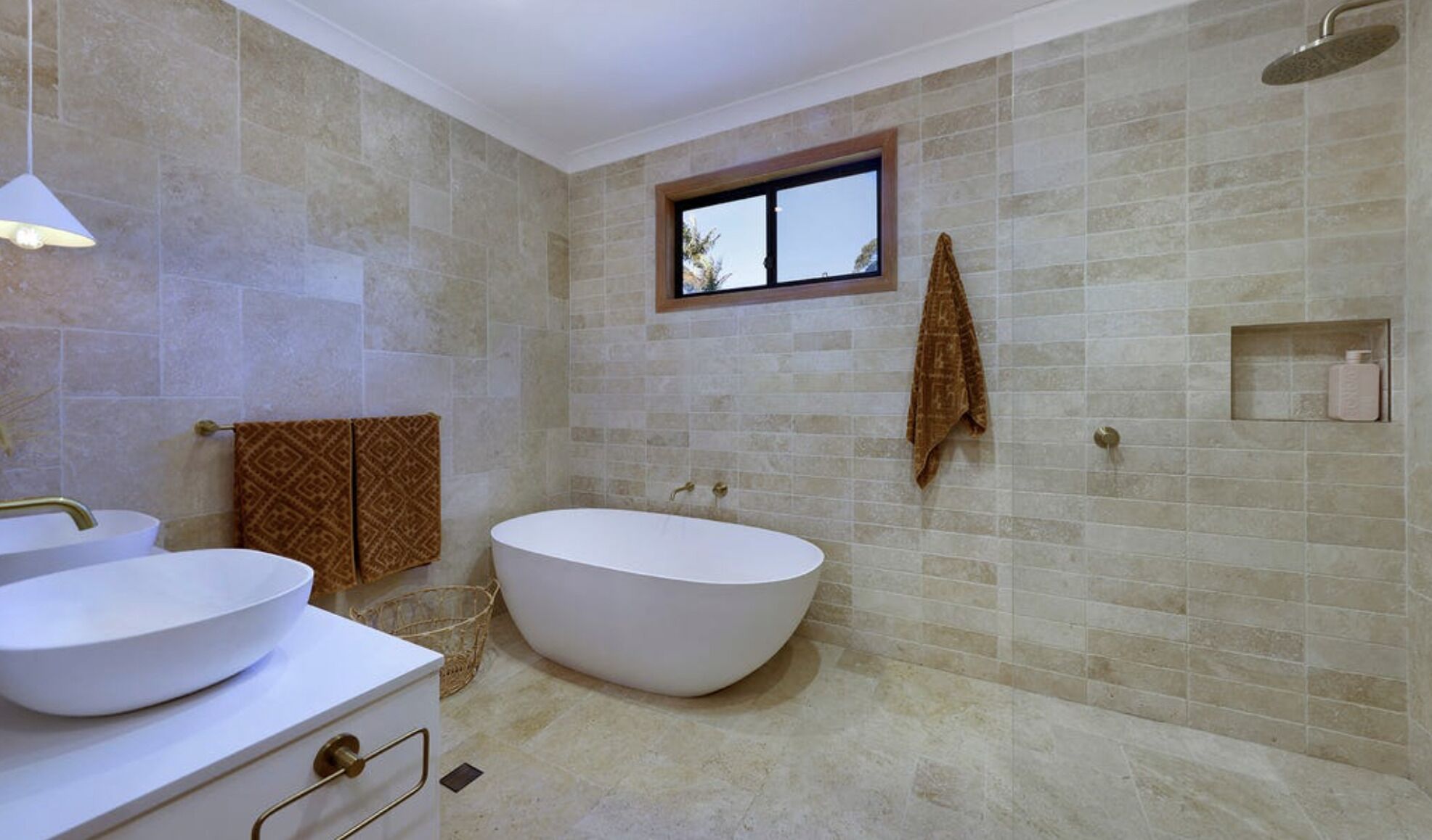 Luxury living with pool 5 mins from the beach