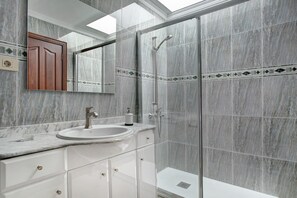 Dusche, Haartrockner, Handtücher