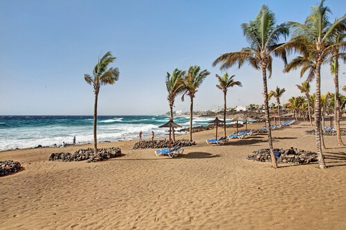 Holiday Apartment 'El Quintero' with Sea and Mountain Views, Balcony & Wi-Fi