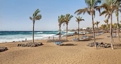 Holiday Apartment 'El Quintero' with Sea and Mountain Views, Balcony & Wi-Fi