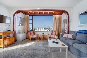 TV - Holiday Apartment 'El Quintero' with Sea and Mountain Views, Balcony & Wi-Fi (Puerto del Carmen)