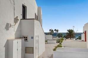 Property grounds - Holiday Apartment 'El Quintero' with Sea and Mountain Views, Balcony & Wi-Fi (Puerto del Carmen)