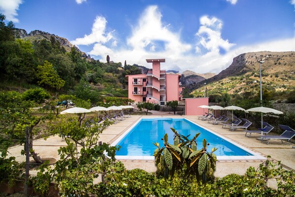 Outdoor pool - Residence Villa Mare Taormina - Studio apartment 10 minutes from the beach (Letojanni)