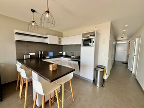 Jääkaappi, mikroaaltouuni, liesi, astianpesukone