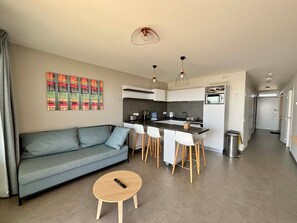 A modern apartment with a living area, kitchen, and dining space. - Apartment 2-6 pers, 2 bdr, balcony, pool, beach access, parking (La Tranche-sur-Mer)