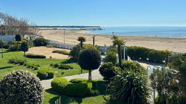 A beach view with a pier, a swimming pool, and well-maintained greenery. - Seafront Apartment, Direct Beach Access, Balcony, Pool, Jacuzzi, Parking, Sleeps 6 (La Tranche-sur-Mer)