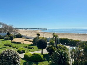 Property grounds - Seafront Apartment, Direct Beach Access, Balcony, Pool, Jacuzzi, Parking, Sleeps 6 (La Tranche-sur-Mer)