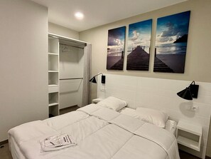 2 bedrooms, free WiFi - Seafront Apartment, Direct Beach Access, Balcony, Pool, Jacuzzi, Parking, Sleeps 6 (La Tranche-sur-Mer)