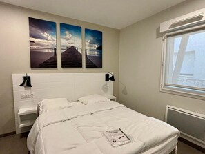 2 bedrooms, free WiFi - Seafront Apartment, Direct Beach Access, Balcony, Pool, Jacuzzi, Parking, Sleeps 6 (La Tranche-sur-Mer)