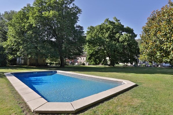 Außenpool (je nach Saison geöffnet), Sonnenschirme, Liegestühle