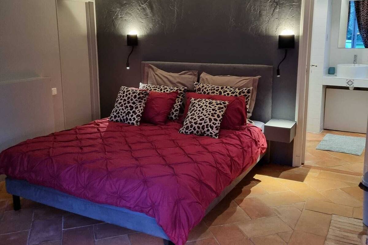 Standard Double Room | Hypo-allergenic bedding, in-room safe, blackout curtains, travel cot